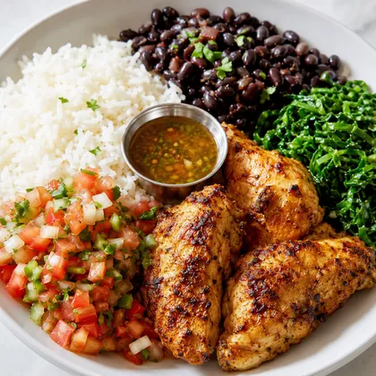 Prato de almoço com arroz, feijão e frango