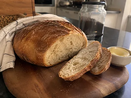 Pão caseiro fatiado na tábua, foto enviada por Cláudia F.