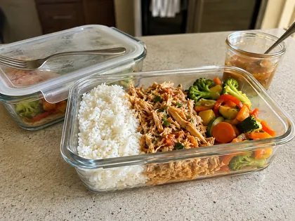 Marmita montada com arroz, frango e legumes, foto enviada por Valdirene P.