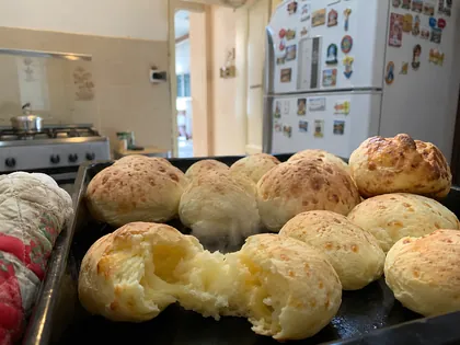 Pães de queijo dourados na assadeira, foto enviada por Josiane R.